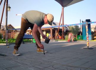 Dutch 3D artist Leon Keer debuts his work at LEGOLAND® Dubai with a “spooktacular” 3D mural