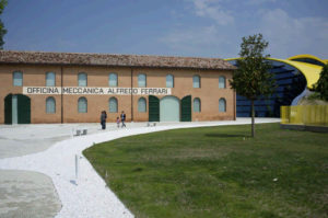La vecchia officina di Enzo Ferrari dove accanto è nato il Museo